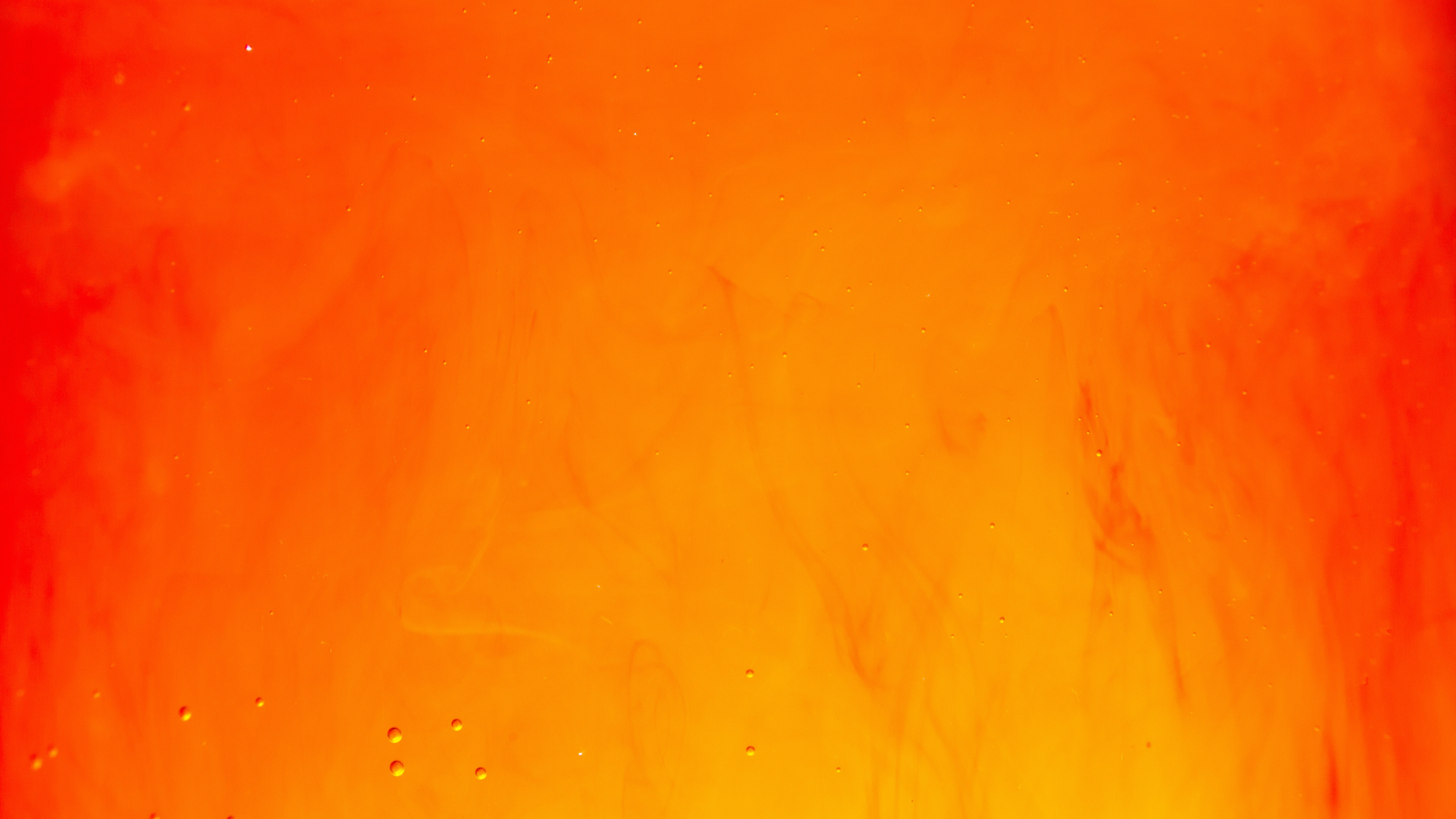 Tinta laranja e vermelha em movimento, fotografia de Lucas K no Unsplash
